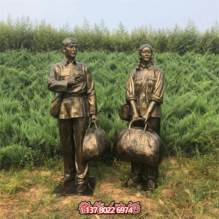 手工雕刻民俗小品，玻璃鋼仿銅人物拿行李的車站裝飾品