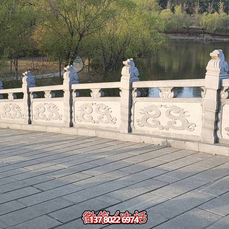 精美青石浮雕石拱橋裝飾，營造舒適安全的公園氛圍