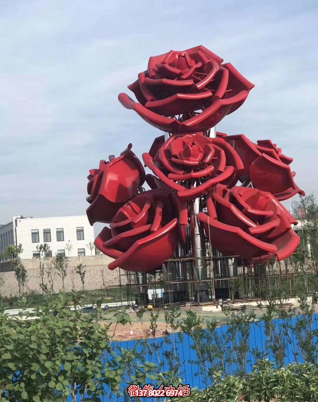 紅色玫瑰不銹鋼創(chuàng)意雕塑——美化廣場，增添驚喜