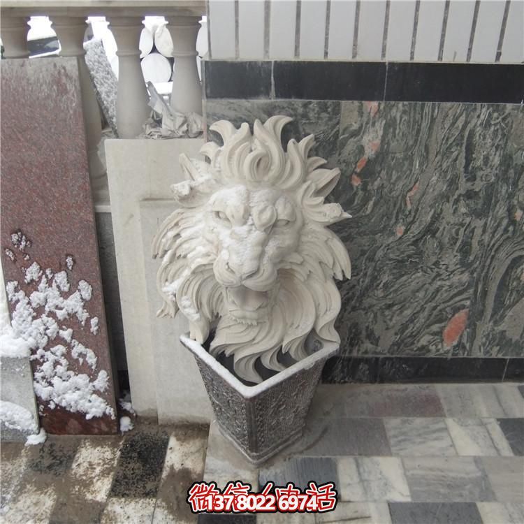 豪華別墅大型紅石獅子雕塑，園林景觀完美呈現