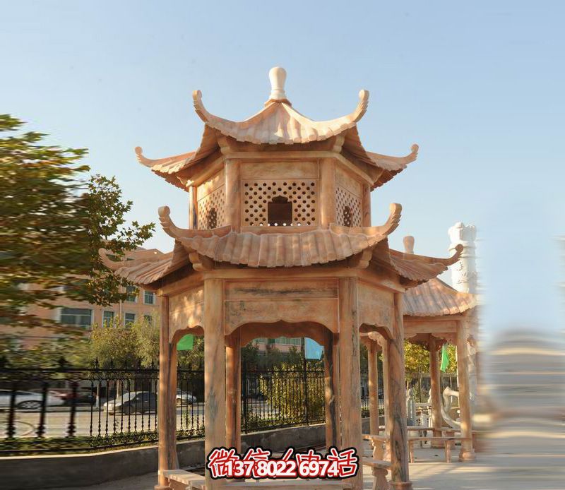 雙層涼亭，讓晚霞紅彩點綴庭院