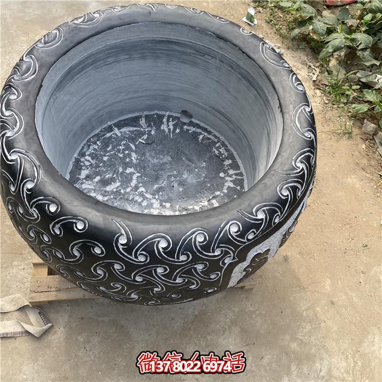 仿古大理石浮雕花紋花盆，營造優雅庭院空間
