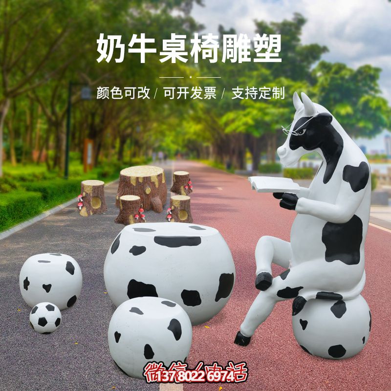 玻璃鋼雕塑牛只著看書桌椅，林中戶外休閑體驗