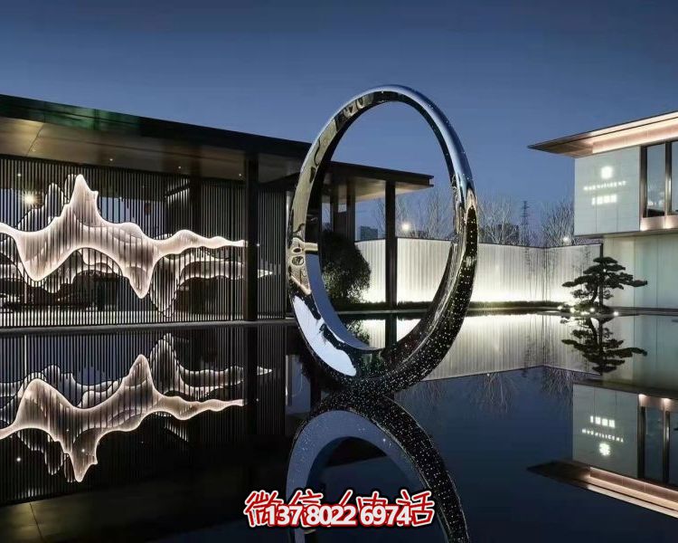 不銹鋼圓環雕塑，點綴園林別墅水池