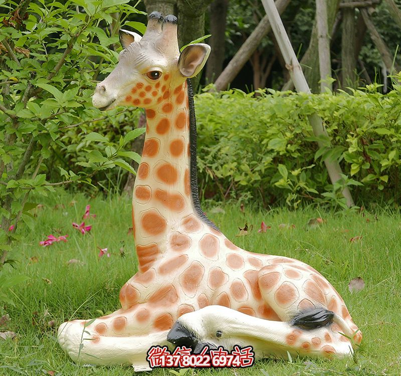彩繪仿真動物玻璃鋼雕塑，營造出寧靜自然的公園草坪