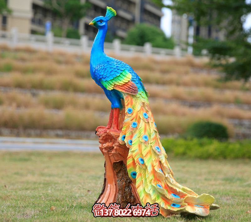 玻璃鋼孔雀雕塑，點(diǎn)綴公園草坪